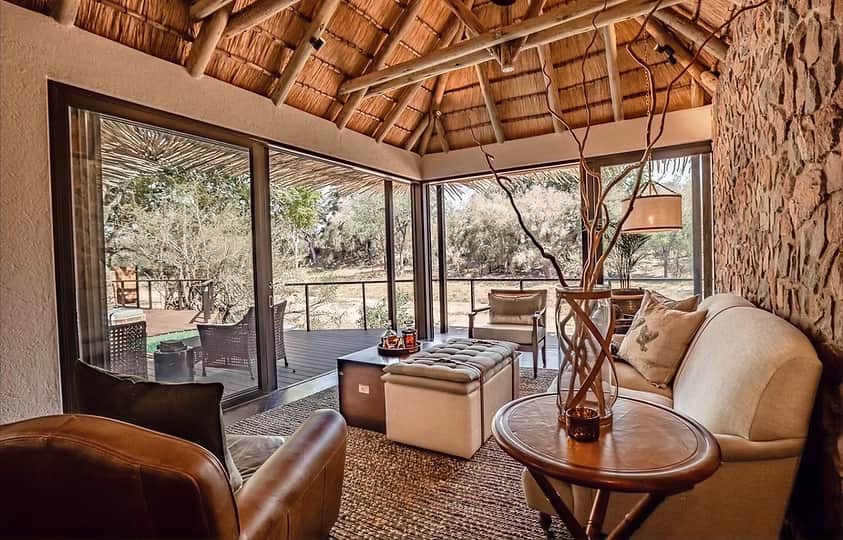 Die raumhohen Fenster durchfluten die Dulini Moya-Suiten mit natürlichem Licht und Blick auf das Buschland, sodass Sie diese bemerkenswerte und malerische Wildnis der Big Five bequem von Ihrer Suite aus genießen können.