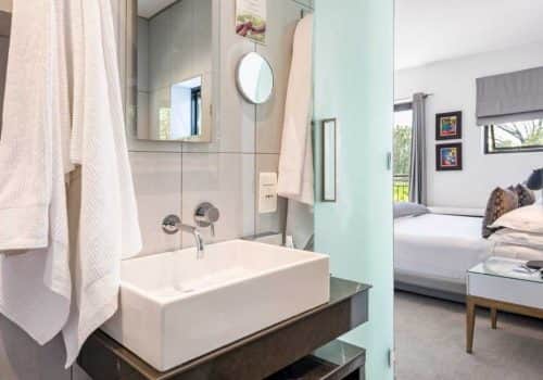 Standard-room-bathroom-1024x683